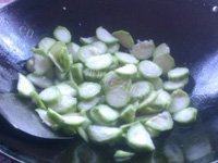 丝瓜炒蛤蜊做法图解6)
