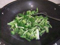 常吃不腻的牛肉炒西兰花做法图解3)