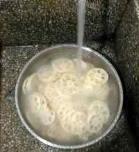 色味俱佳的凉拌藕片做法图解3)
