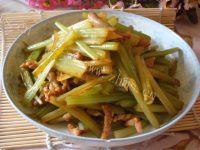 家常菜肉丝炒芹菜
