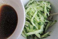 家常菜黄瓜拌豆腐皮做法图解5)