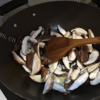 家常菜丝瓜炒香菇做法图解6)