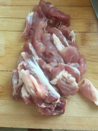 质嫩爽口的金针菇炒肉做法图解2)