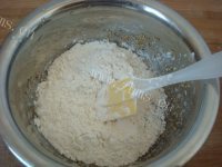 芝麻咸酥小饼做法图解2)