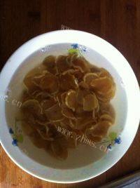 五花肉炖干土豆片做法图解3)