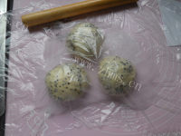 热腾腾的黑芝麻吐司做法图解7)