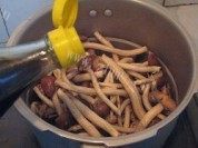 营养丰富的茶树菇炖排骨做法图解4)