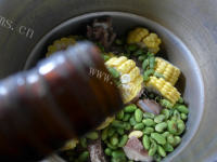 营养美味的青黄豆玉米肉骨汤做法图解5)