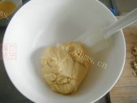 自制核桃酥饼做法图解5)