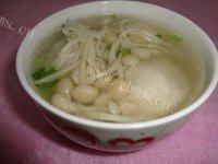美味的金针菇鱼丸汤