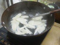 在家做的茭白炒肉做法图解3)