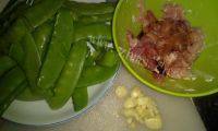 家常菜瘦肉炒荷兰豆做法图解1)