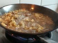 酸菜炖粉条做法图解8)