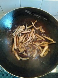 可口的茄子炒肉做法图解5)