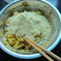 甘脆的豆沙月饼做法图解3)
