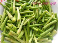 「DIY美食」蒜苔炒肉做法图解2)