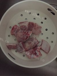 美味的玉米胡萝卜排骨汤做法图解1)