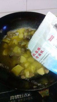 美美厨房之土豆炖牛肉做法图解7)
