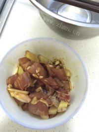 妈妈最爱的蒜苔炒肉做法图解2)