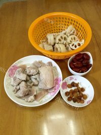 莲藕排骨汤做法图解2)
