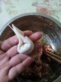 美味的猪肉大葱馄饨做法图解8)