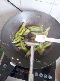 营养丰富的西芹炒牛肉做法图解3)