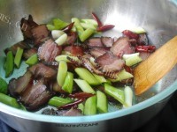好吃的蒜苗炒腊肉做法图解7)