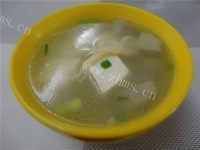 美味的金针菇豆腐汤