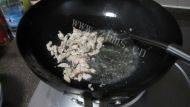 肉丝炒蕨菜做法图解1)