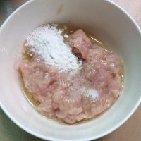 垂涎欲滴的鲜肉小云吞做法图解1)