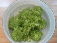 简单的芹菜鲜肉水饺做法图解3)