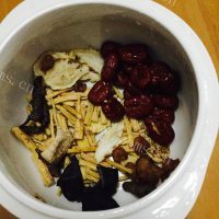 美味的炖乌鸡汤做法图解3)
