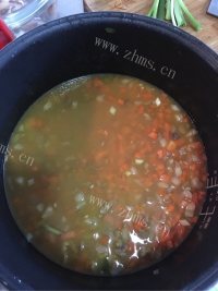 美味的胡萝卜肉丁饭做法图解4)