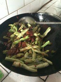 腊肠芸豆焖面做法图解5)