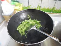 美味的青椒炒香干做法图解4)