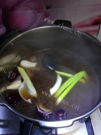 色泽鲜亮的红烧牛肉面做法图解11)