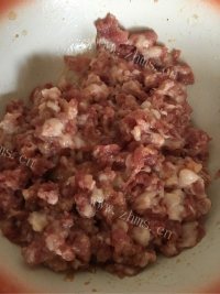 美味的猪肉胡萝卜饺子做法图解1)