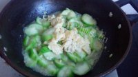 美味的丝瓜炒蛋做法图解7)