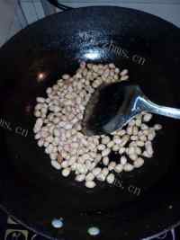 下酒菜炒花生米做法图解4)