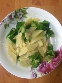 色泽鲜亮的青椒土豆片做法图解7)