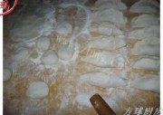 美味的虾肉锅贴做法图解3)