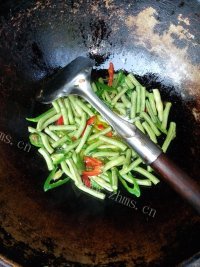 家常菜长豆角炒肉做法图解7)