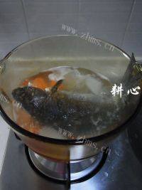 美味的胡萝卜山药鲫鱼汤做法图解7)