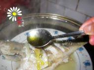 「绿色食物」清蒸鲈鱼做法图解5)