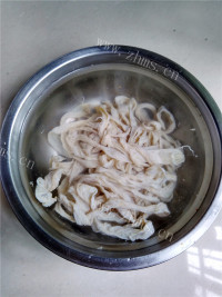 美味营养的自制川味麻辣香肠做法图解2)
