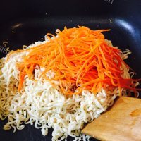 美味的胡萝卜鸡蛋炒面做法图解14)