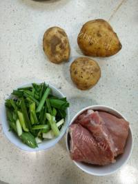 家常美食蒜香猪肉土豆做法图解1)