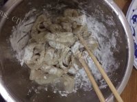 美味的香酥鱿鱼圈做法图解3)