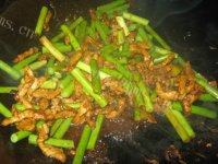 「DIY美食」蒜苔炒肉丝做法图解8)