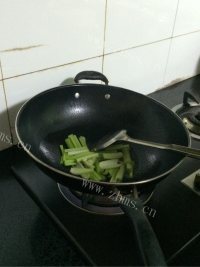家常菜西芹炒鱿鱼做法图解4)